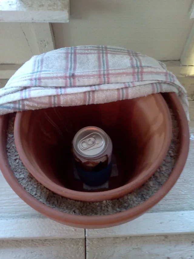 Zeer pot evaporative refrigerator
